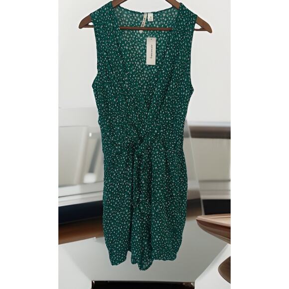 NWT Francesca’s Green Tie Front Romper Size Medium Sleeveless V neck75 - Picture 1 of 8